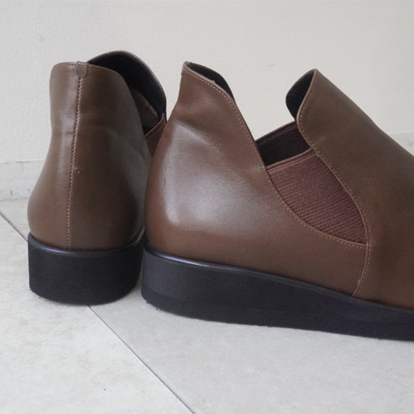 z-2708 柔らかな一枚革で、ゆったり履きやすいサイドゴアブーティ／オリーブブラウン