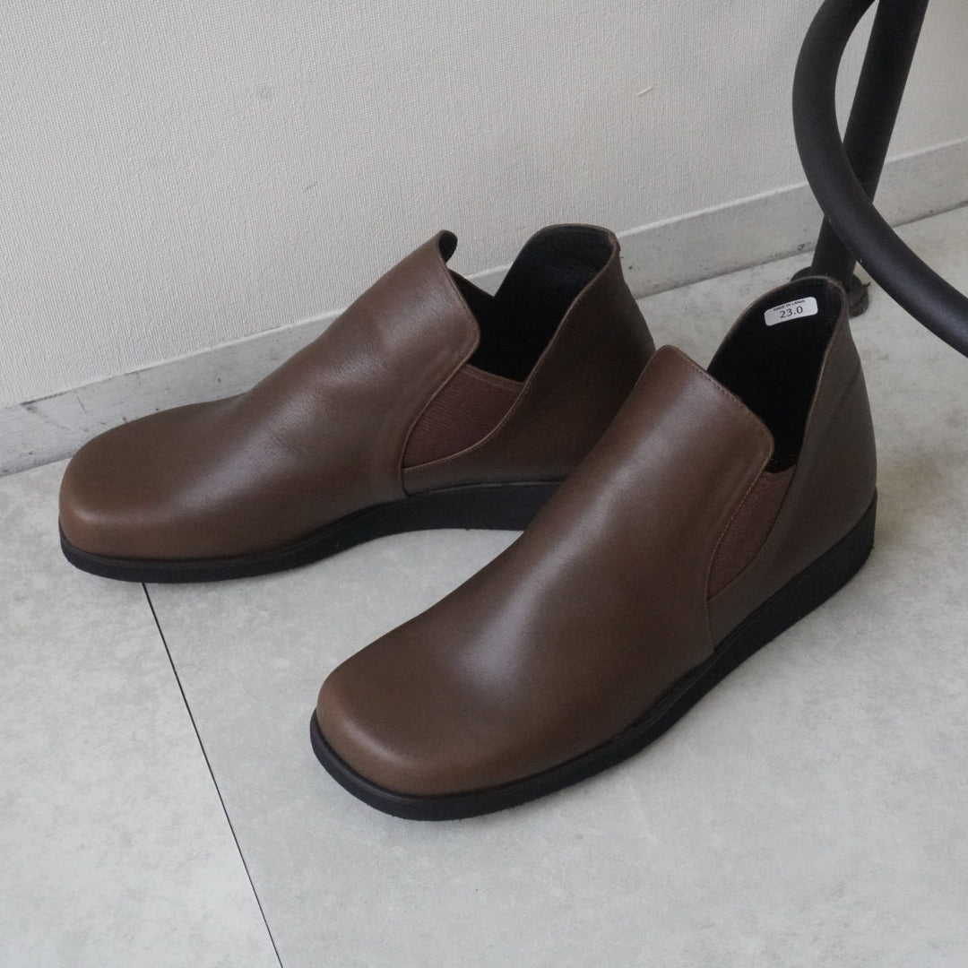 z-2708 柔らかな一枚革で、ゆったり履きやすいサイドゴアブーティ／オリーブブラウン