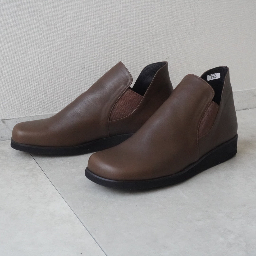 z-2708 柔らかな一枚革で、ゆったり履きやすいサイドゴアブーティ／オリーブブラウン