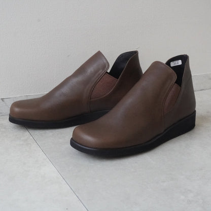 z-2708 柔らかな一枚革で、ゆったり履きやすいサイドゴアブーティ／オリーブブラウン