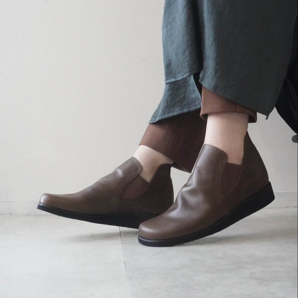 z-2708 柔らかな一枚革で、ゆったり履きやすいサイドゴアブーティ／オリーブブラウン