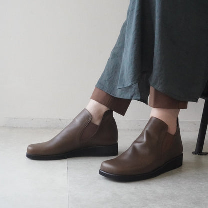 z-2708 柔らかな一枚革で、ゆったり履きやすいサイドゴアブーティ／オリーブブラウン