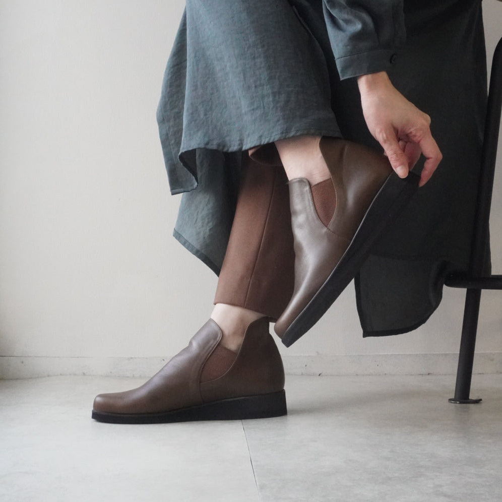 z-2708 柔らかな一枚革で、ゆったり履きやすいサイドゴアブーティ／オリーブブラウン