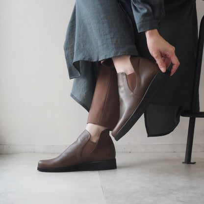 z-2708 柔らかな一枚革で、ゆったり履きやすいサイドゴアブーティ／オリーブブラウン