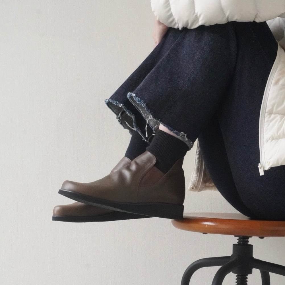 z-2708 柔らかな一枚革で、ゆったり履きやすいサイドゴアブーティ／オリーブブラウン