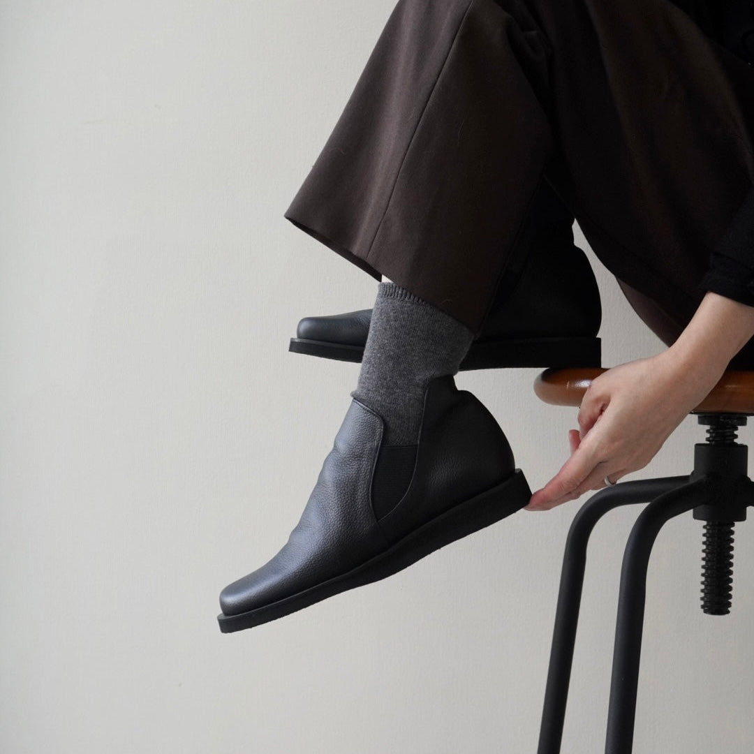 z-2708-1 柔らかな一枚革で、ゆったり履きやすいサイドゴアブーティ／ブラック