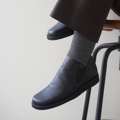 z-2708-1 柔らかな一枚革で、ゆったり履きやすいサイドゴアブーティ／ブラック