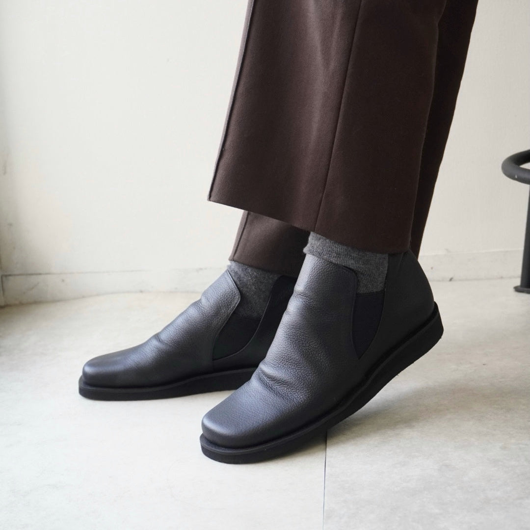 z-2708-1 柔らかな一枚革で、ゆったり履きやすいサイドゴアブーティ／ブラック