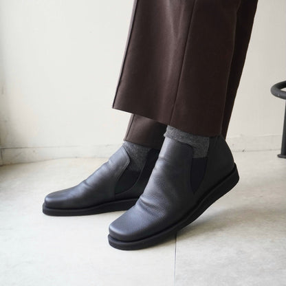 z-2708-1 柔らかな一枚革で、ゆったり履きやすいサイドゴアブーティ／ブラック