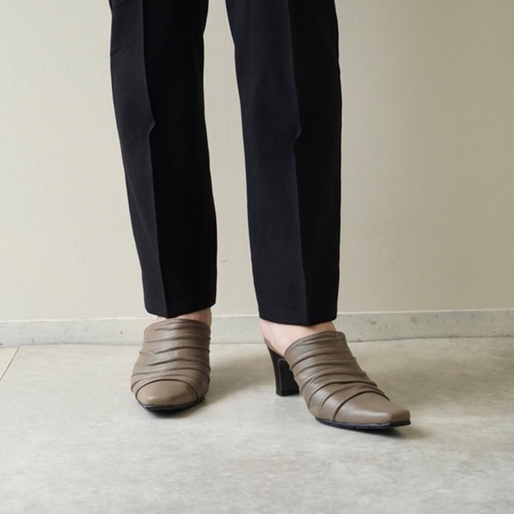 z-5694 6cmヒールプリーツミュール／ブラック・オーク