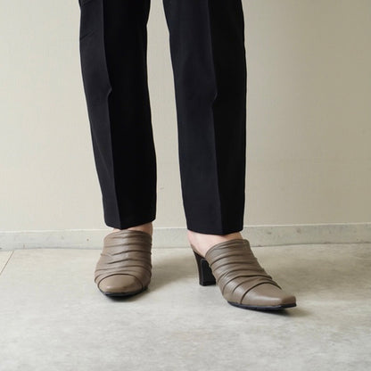 z-5694 6cmヒールプリーツミュール／ブラック・オーク